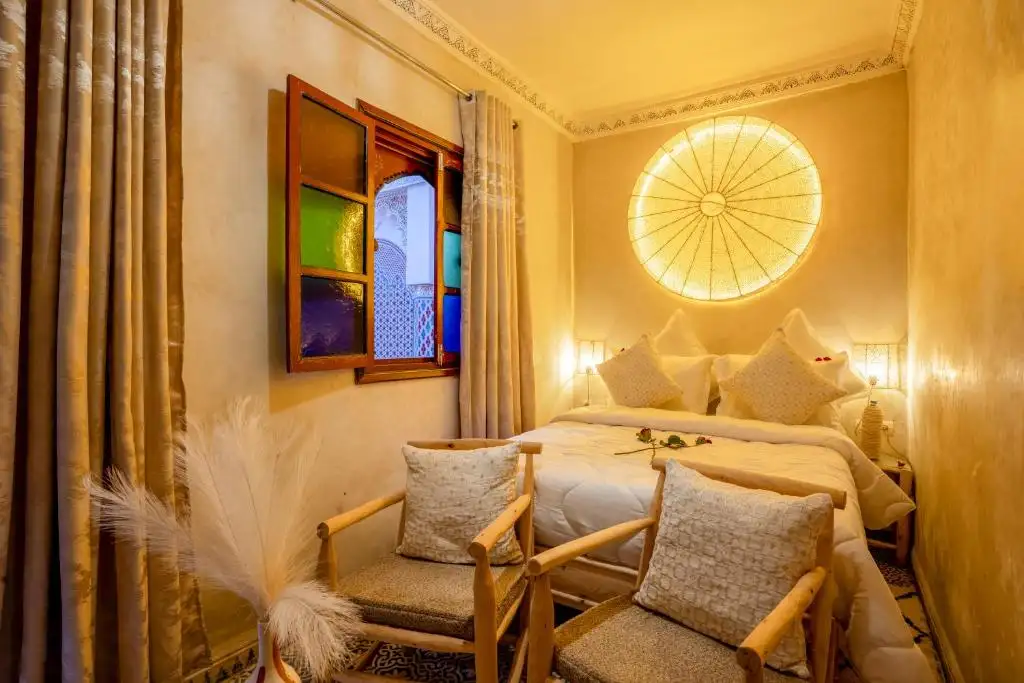 Chambre climatisée du Riad Le Graff Pink à Marrakech