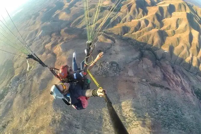 Parapente en tandem au-dessus du désert d'Agafay