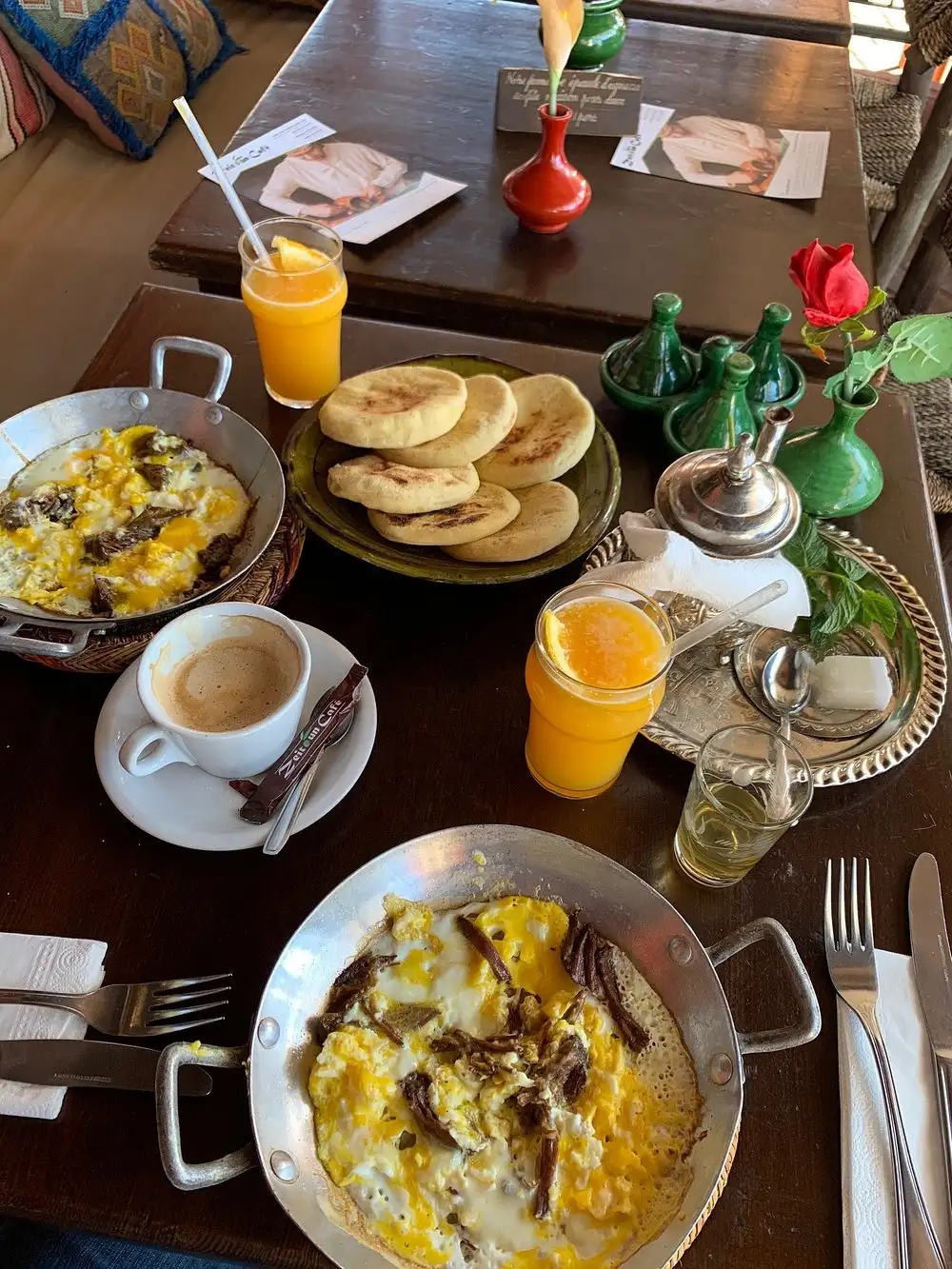 Petit-déjeuner marocain au Café Zeitoun à Marrakech
