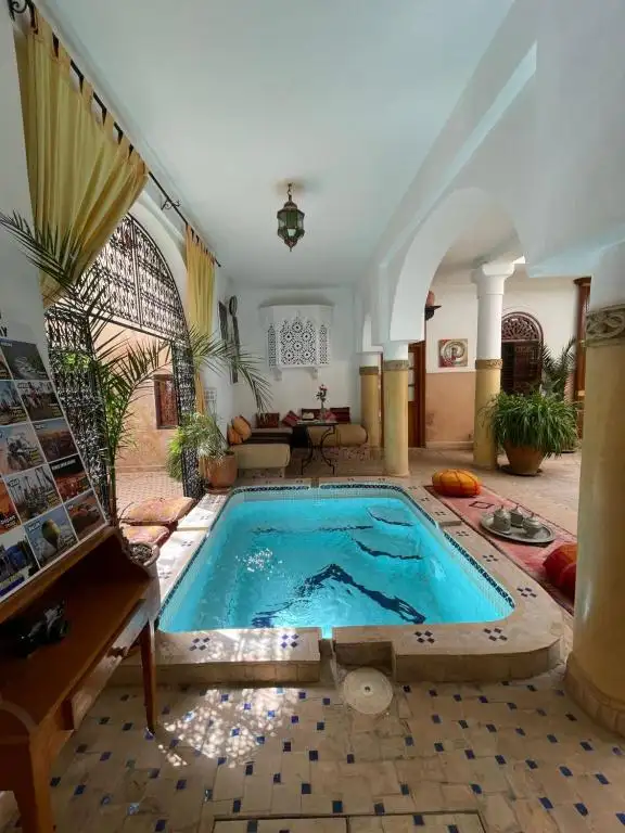 Piscine intérieure du Riad La Calèche à Marrakech