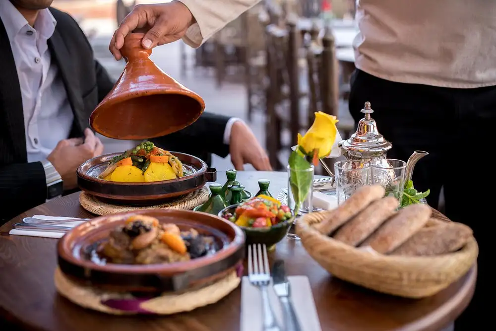Dîner marocain classique au Café Zeitoun à Marrakech
